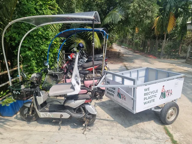 Solar e-bike pulling a cargo trailer